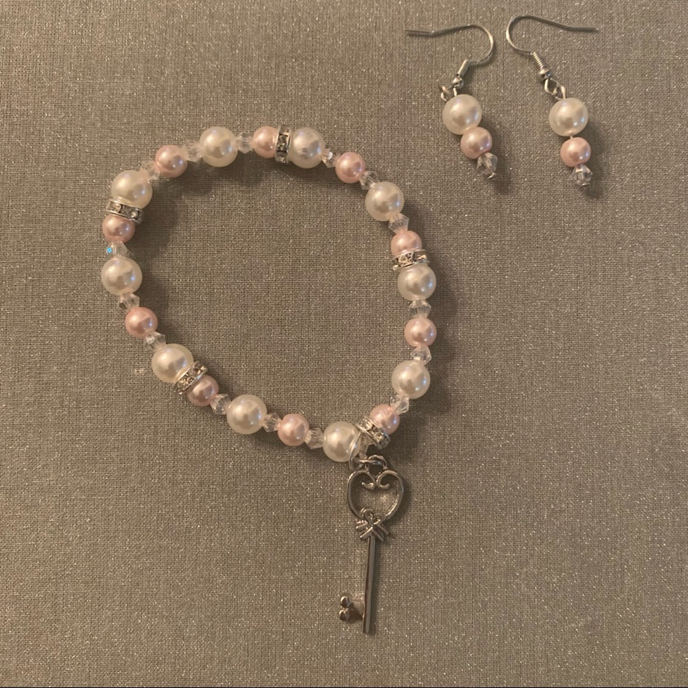 Faux pearl stretchy bracelet and earring set